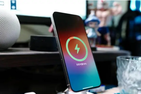 博尔塔拉苹果15换屏服务分享用什么充电器给iPhone15充电更好 